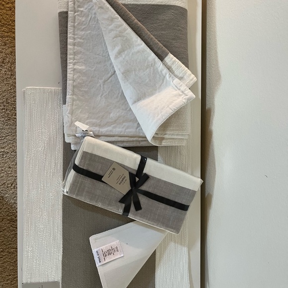 WEST ELM Center Stripe Woven 4 Napkins 2 placemats and table runner - Picture 6 of 8